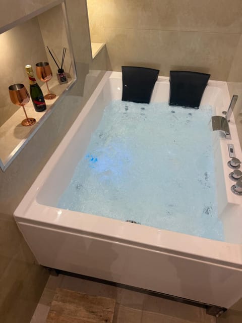 Hot Tub, Bathroom
