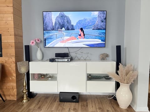 Communal lounge/ TV room, Communal lounge/ TV room, TV and multimedia, Evening entertainment