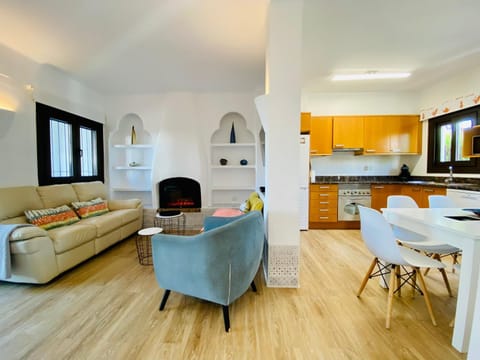 Kitchen or kitchenette, Living room, Seating area, Dining area, minibar, pet friendly, kitchen