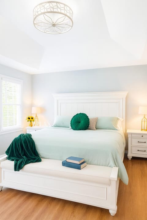 Photo of the whole room, Bedroom