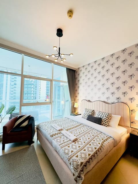 Bed, View (from property/room), Photo of the whole room, Decorative detail, Seating area, Bedroom, City view, towels