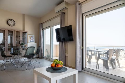 Natural landscape, TV and multimedia, View (from property/room), Balcony/Terrace, Living room, Seating area, Dining area, Sea view