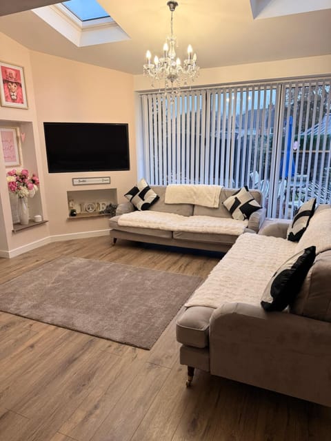 Stay solihull 5 mins to NEC and AIRPORT SLEEPS 9 contractor friendly 3 bathrooms driveway parking 3 Apartment in Solihull