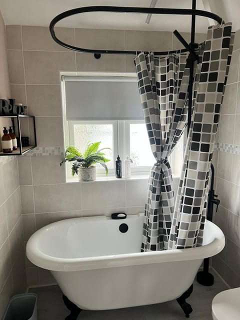 Stay solihull 5 mins to NEC and AIRPORT SLEEPS 9 contractor friendly 3 bathrooms driveway parking 3 Apartment in Solihull