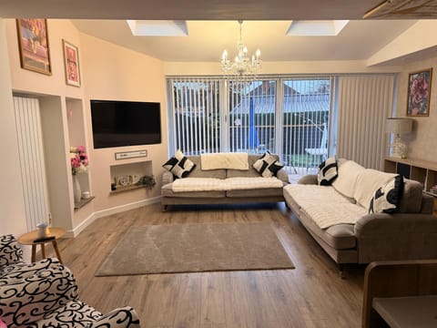 Stay solihull 5 mins to NEC and AIRPORT SLEEPS 9 contractor friendly 3 bathrooms driveway parking 3 Apartment in Solihull