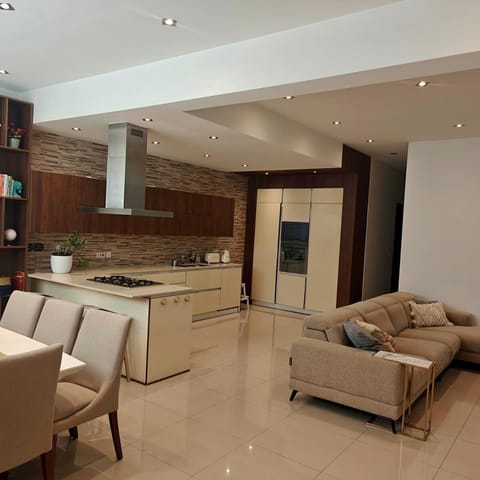 Kitchen or kitchenette, Living room