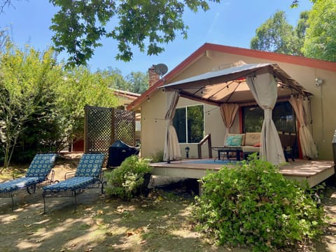 Riverfront with EV charger - Sequoia River Cottage House in Three Rivers