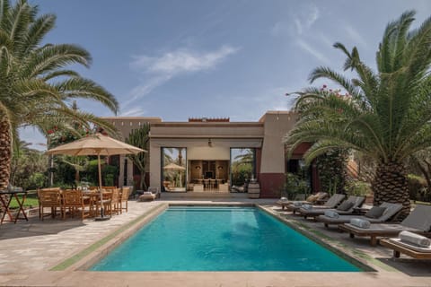 Property building, Swimming pool, sunbed