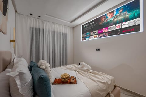 Bed, TV and multimedia, Photo of the whole room, Bedroom