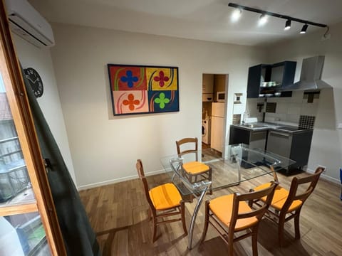 Kitchen or kitchenette, Dining area, Lunch, pet friendly, stove