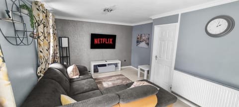 Property building, Communal lounge/ TV room, Steam room, TV and multimedia, Living room, Seating area, Evening entertainment, internet