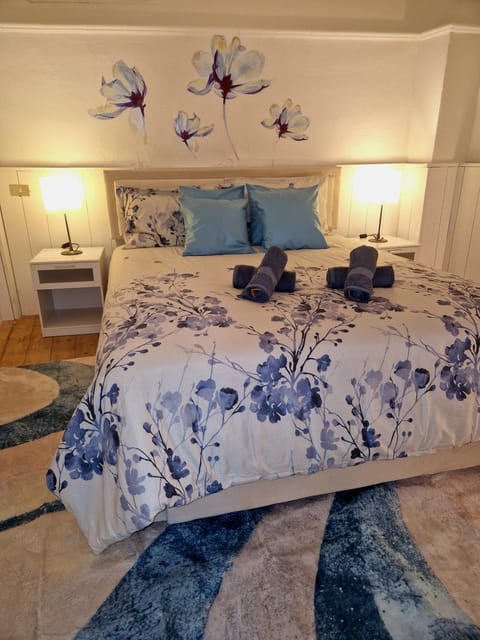 Photo of the whole room, towels