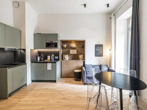 Kitchen or kitchenette, Dining area