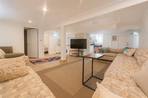 Melrose Place Poolside Hideaway Heated Pool All Year Ideal for Groups Sleeps 6 plus Apartment in Victoria