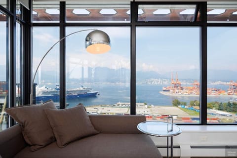 Spacious 2BD in Vancouver Patio with Ocean View House in Vancouver