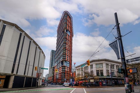 Spacious 2BD in Vancouver Patio with Ocean View House in Vancouver