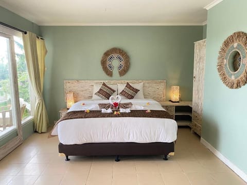 Bed, Decorative detail, Bedroom, wardrobe