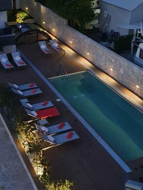 Swimming pool, sunbed