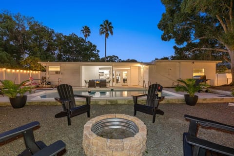 Amazing Mid Century Coastal, Heated Pool, Beaches House in Seminole