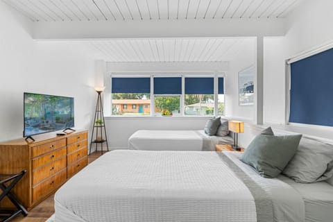 Amazing Mid Century Coastal, Heated Pool, Beaches House in Seminole