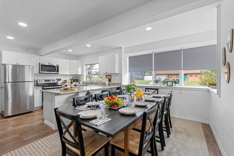 Amazing Mid Century Coastal, Heated Pool, Beaches House in Seminole