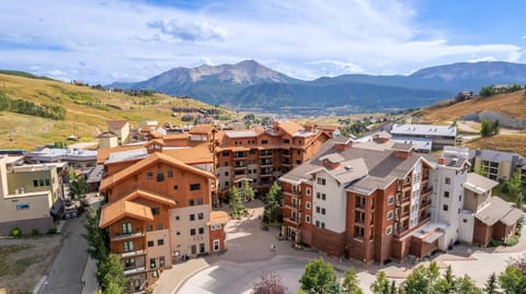 Property building, Day, Neighbourhood, Mountain view, Location