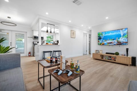 Home with Pickleball Court Private Gym Big Backyard House in Valrico