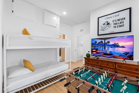 Tampa 5BR Gem Close to Beach, Parks & Fun House in Tampa