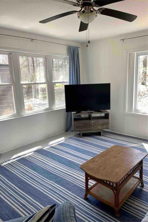 Cottage Apartment by Lake MI w private Hot Tub! Apartment in Sawyer