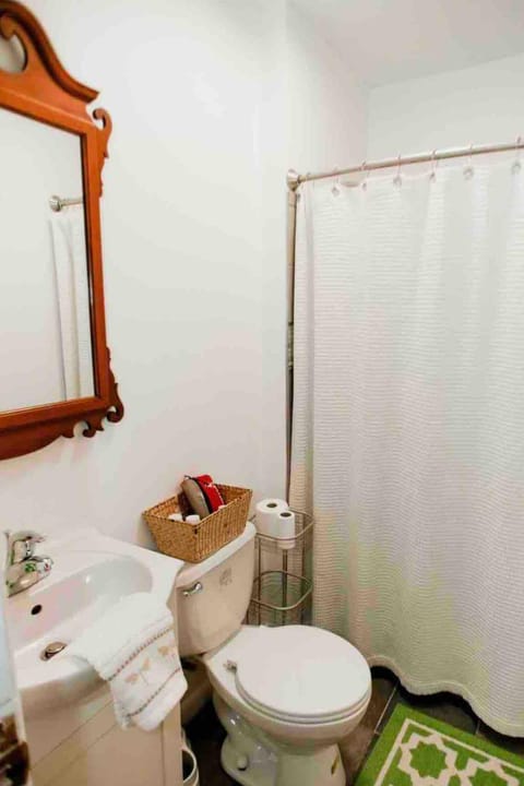 Cottage Apartment by Lake MI w private Hot Tub! Apartment in Sawyer