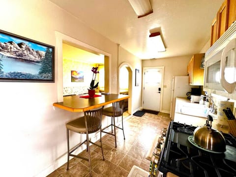 Coffee/tea facilities, Kitchen or kitchenette, oven, stove, toaster