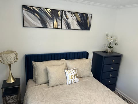 Hibiscus Retreat - Queen bed guest unit Bed and Breakfast in Fayetteville