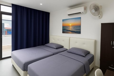 Bed, Photo of the whole room, Bedroom, fireplace, air conditioner