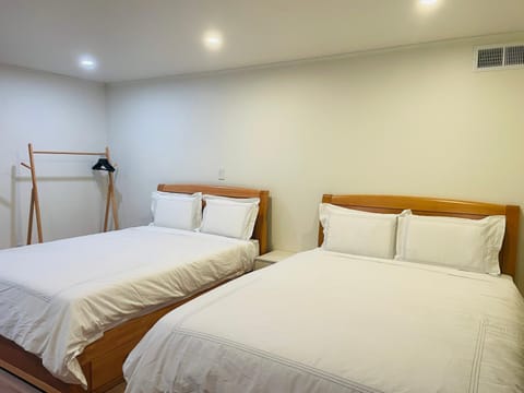 Quiet Private Room Near SFO with Free Parking Bed and Breakfast in San Bruno