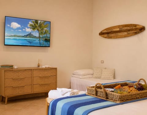 Bed, TV and multimedia, Living room, Photo of the whole room, towels