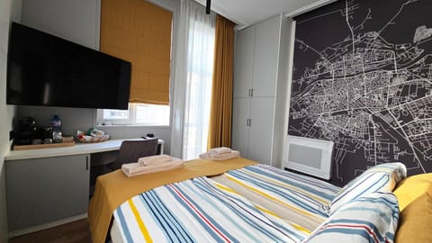 Bed, TV and multimedia, Photo of the whole room, Bedroom