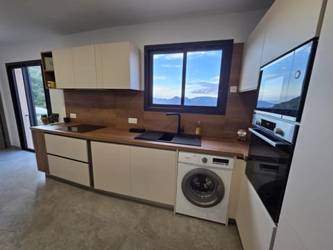 A Piazzetta Apartment in Piana