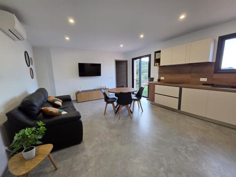 A Piazzetta Apartment in Piana