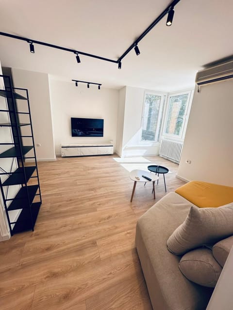 TV and multimedia, Living room, Seating area, Evening entertainment