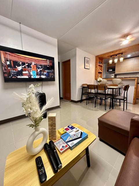 Communal lounge/ TV room, Karaoke, Living room, Evening entertainment