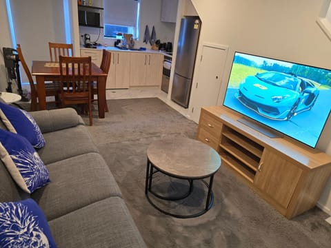 Communal lounge/ TV room, Living room, Lounge or bar, Seating area, Evening entertainment