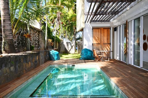 Swimming pool, sunbed