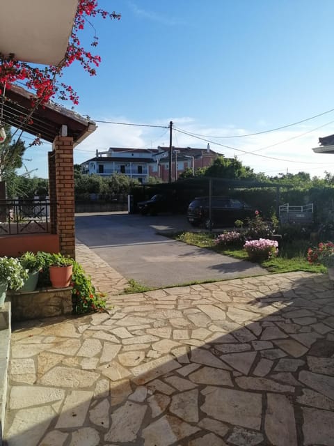 Property building, Day, Garden, Garden view, Street view