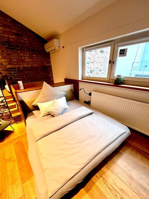 Bed, Photo of the whole room, Bedroom, internet, air conditioner