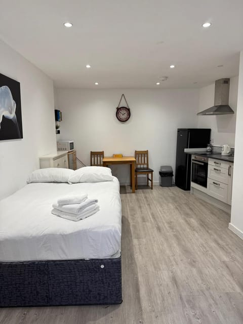 Bed, Kitchen or kitchenette, Dining area, Bedroom, towels