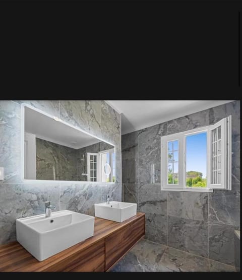 Premium house in Mougins with Private Tennis Villa in Mougins