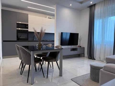TV and multimedia, Kitchen or kitchenette, Living room, Seating area, Dining area