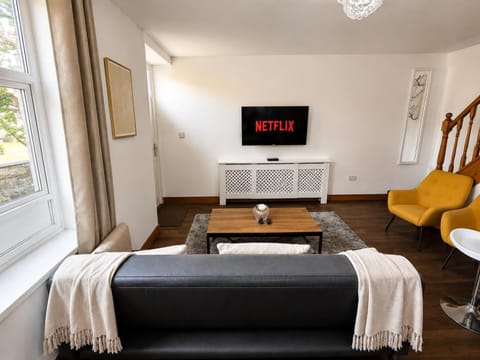 Communal lounge/ TV room, TV and multimedia, Living room, Seating area, heating