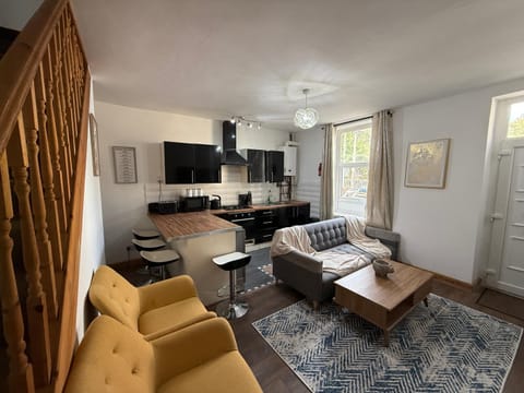 TV and multimedia, Kitchen or kitchenette, Living room, Seating area, Dining area