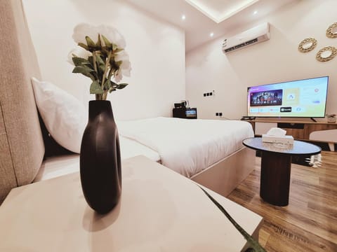 Photo of the whole room, Bedroom